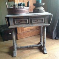 Tafeltje, hangoortafeltje, sidetable. antiek, oud, hoffz