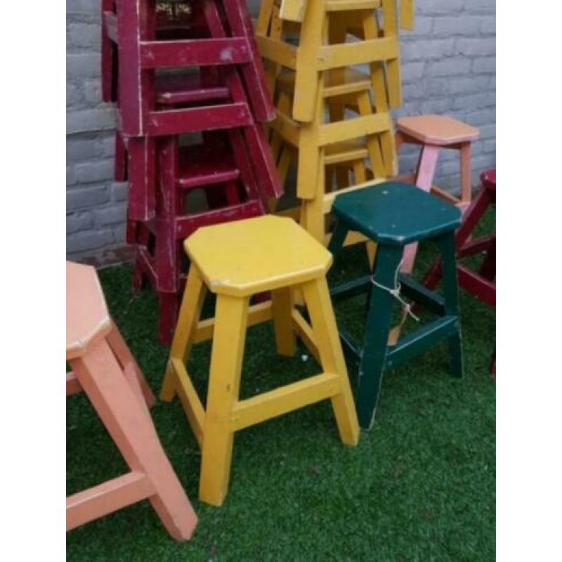 Vintage industriële houten krukjes in diverse kleuren bijzet
