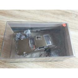 Nr.12 Aston Martin DBS James Bond Diorama 1:43 ( UH)