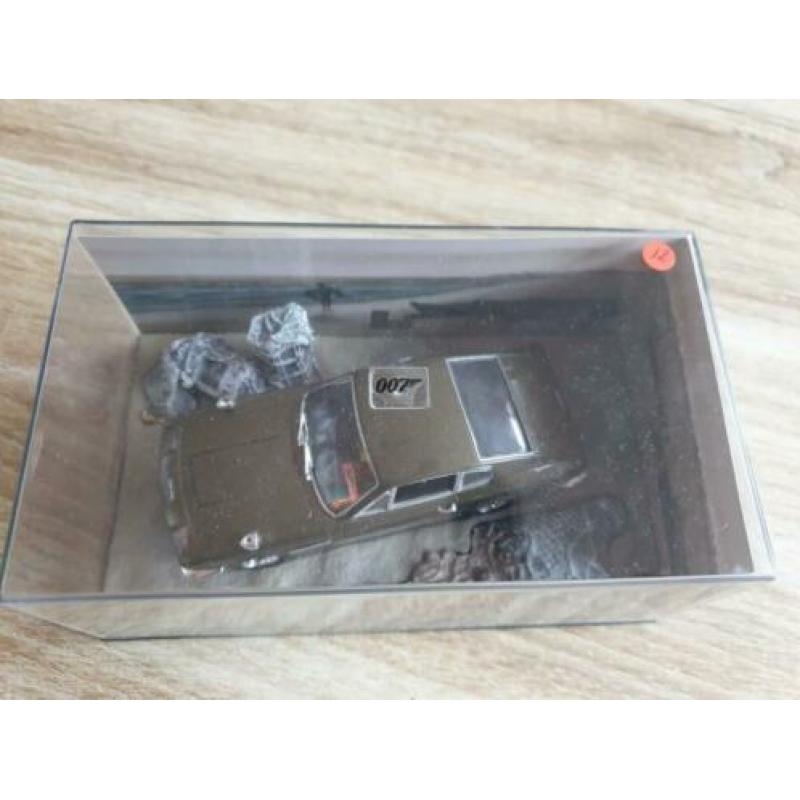 Nr.12 Aston Martin DBS James Bond Diorama 1:43 ( UH)