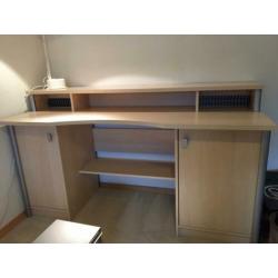 Prachtig houten bureau zo goed als nieuw