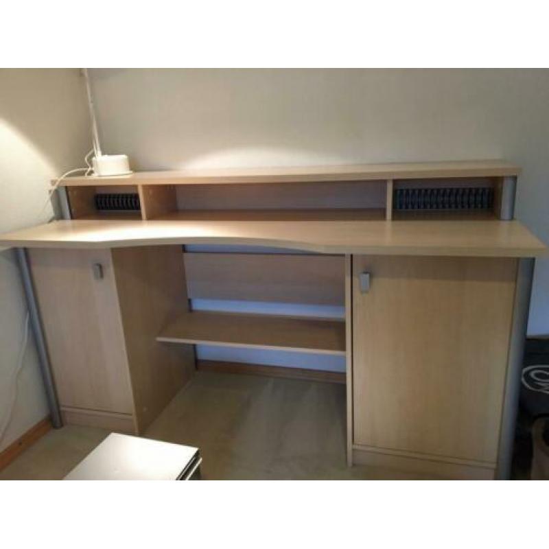 Prachtig houten bureau zo goed als nieuw
