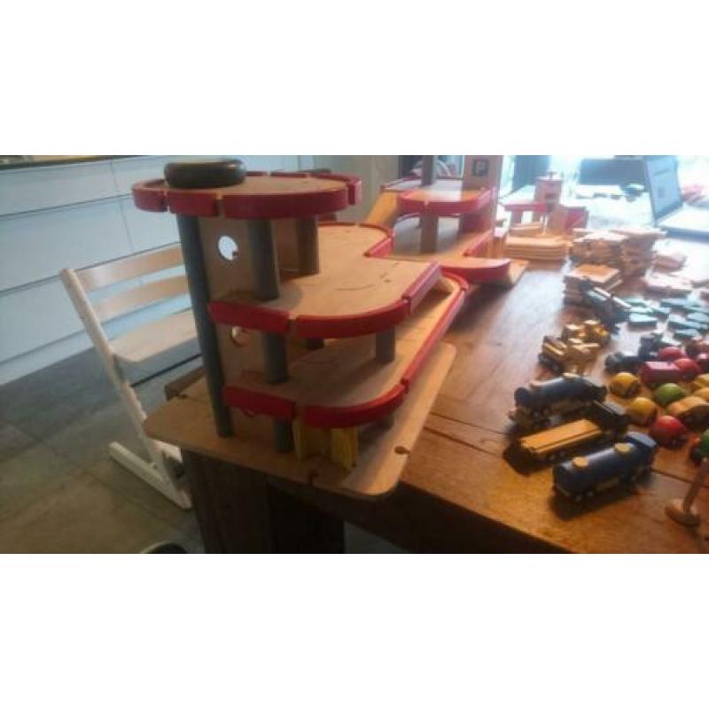 Groot pakket houten garages, wegdelen en accessoires