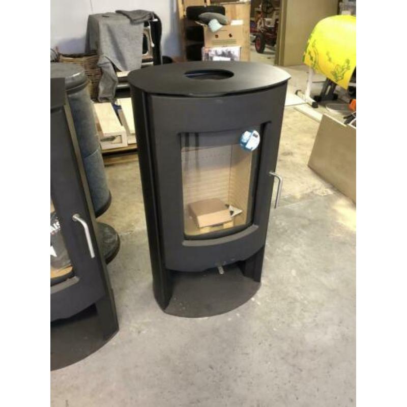 Showroommodel rais / attika poleo houtkachel met 35% korting
