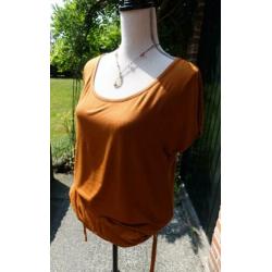 elegante camel kleurige top van Yessica met heupband mt M