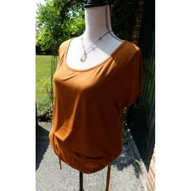 elegante camel kleurige top van Yessica met heupband mt M