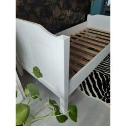Mooi wit stevig houten brocant meisjes bed