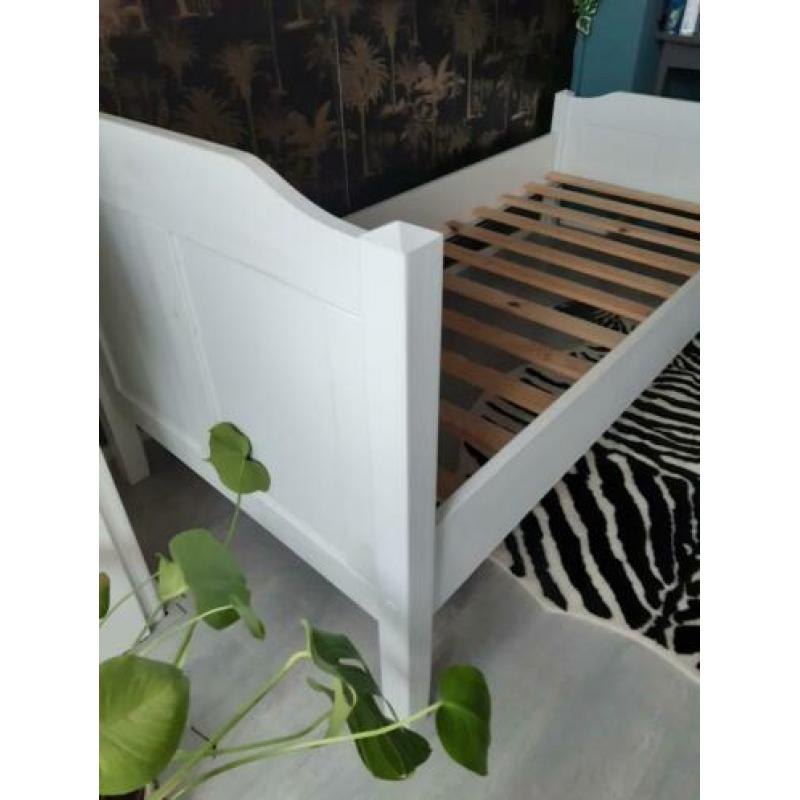 Mooi wit stevig houten brocant meisjes bed