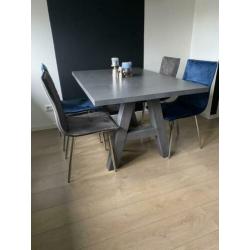 Eettafel en vier stoelen
