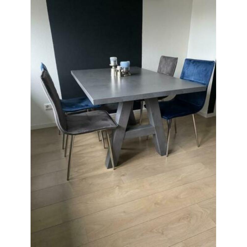 Eettafel en vier stoelen