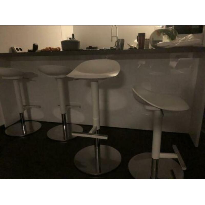 4 Witte met chroom barkrukken Janinge. Prijs is per stuk.