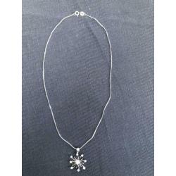 Zilveren ketting met ‘schitterende’ zon / ster hanger