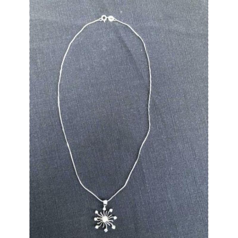 Zilveren ketting met ‘schitterende’ zon / ster hanger