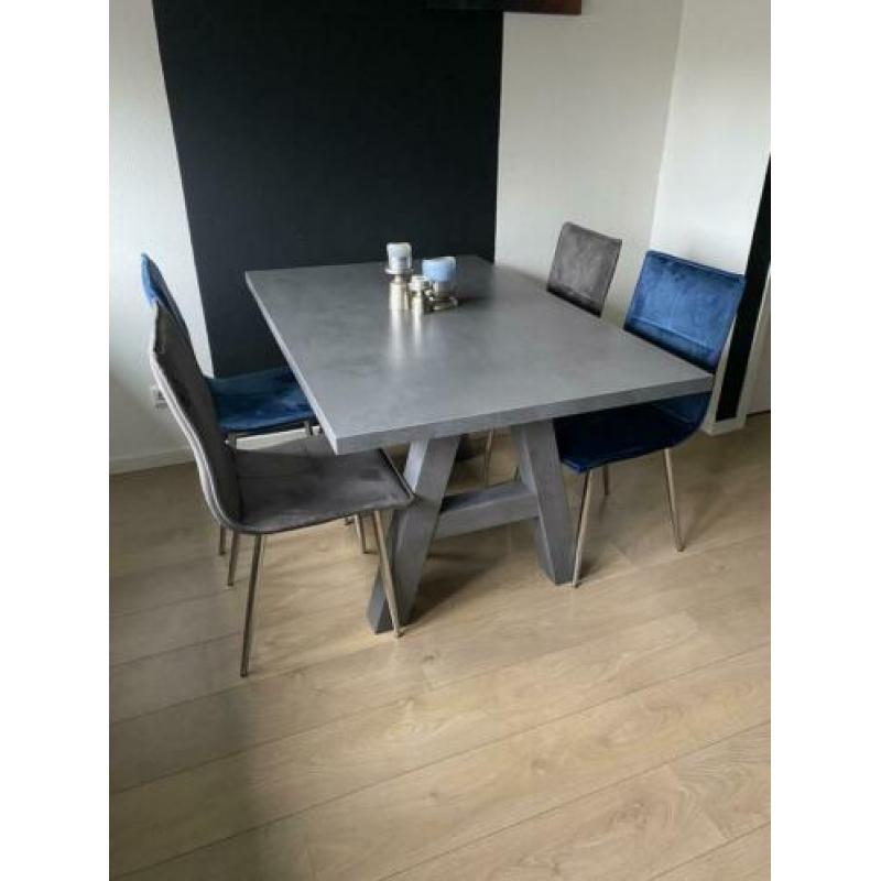 Eettafel en vier stoelen
