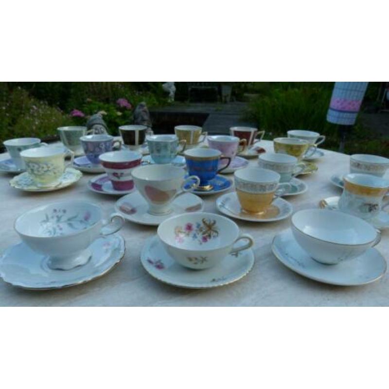 Retro Nostalgie Oma koppen en schotels Tafel vol Beauties