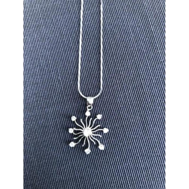 Zilveren ketting met ‘schitterende’ zon / ster hanger