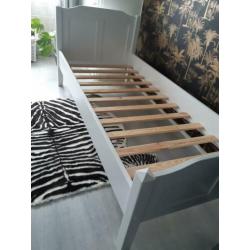 Mooi wit stevig houten brocant meisjes bed