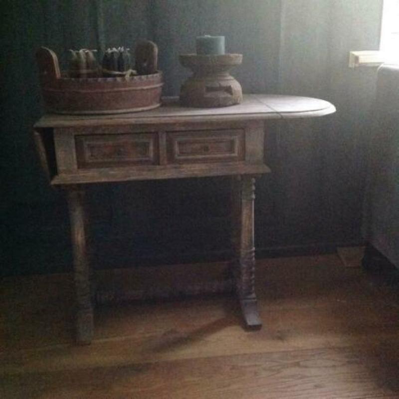 Tafeltje, hangoortafeltje, sidetable. antiek, oud, hoffz