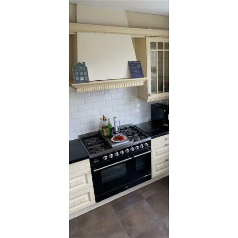 Mooie degelijke keuken,kleur geel