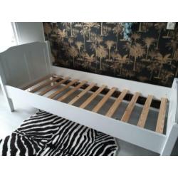 Mooi wit stevig houten brocant meisjes bed