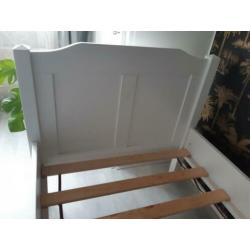 Mooi wit stevig houten brocant meisjes bed