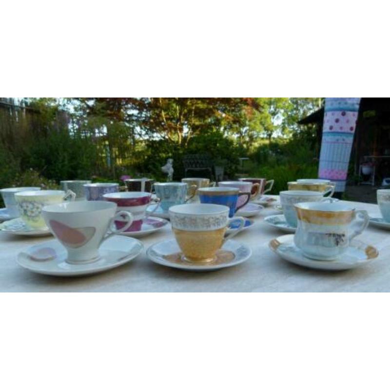 Retro Nostalgie Oma koppen en schotels Tafel vol Beauties