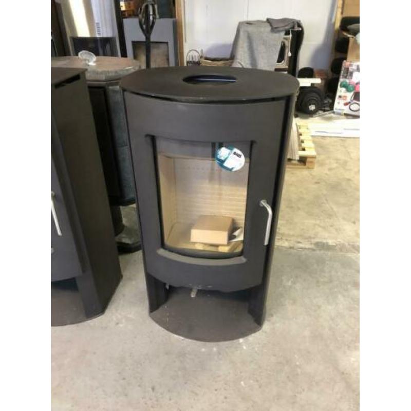 Showroommodel rais / attika poleo houtkachel met 35% korting