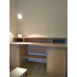 Prachtig houten bureau zo goed als nieuw