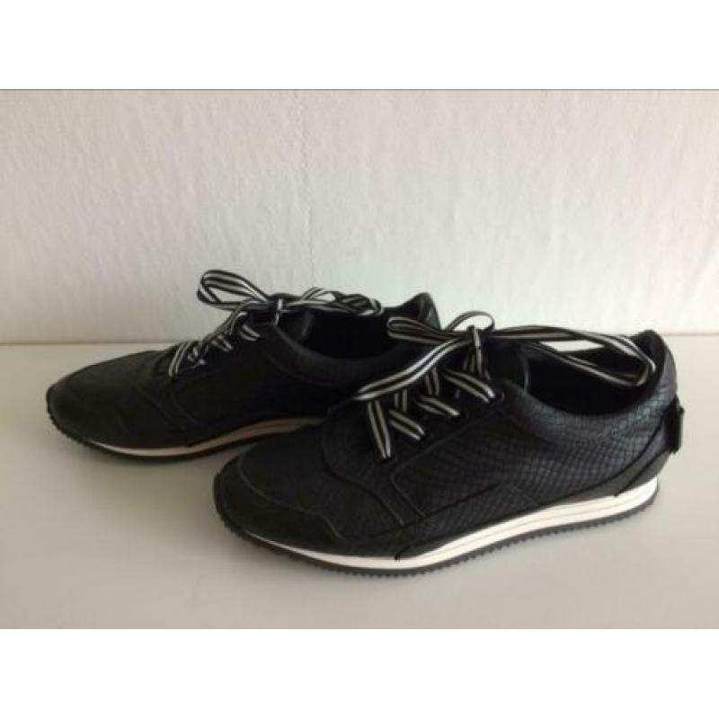 Juffrouw Jansen splinternieuwe sneakers mt 38.