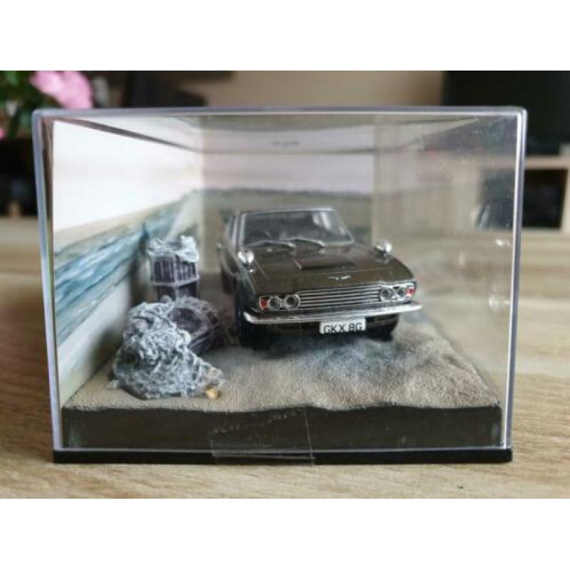 Nr.12 Aston Martin DBS James Bond Diorama 1:43 ( UH)