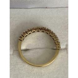 18 krt.geel gouden rijring met 11 diamanten totaal 0,56 ct