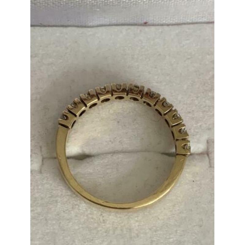 18 krt.geel gouden rijring met 11 diamanten totaal 0,56 ct