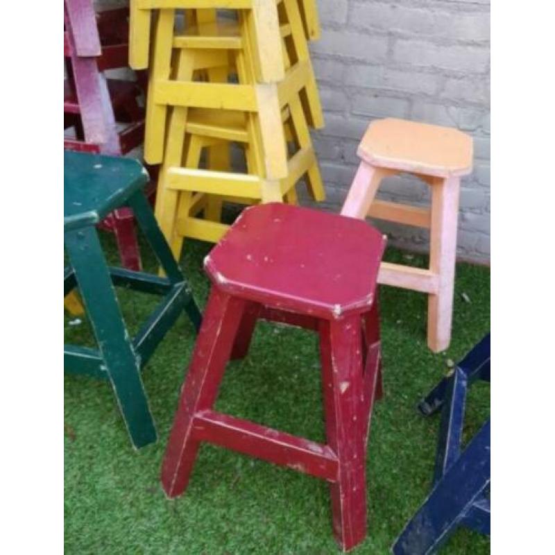 Vintage industriële houten krukjes in diverse kleuren bijzet