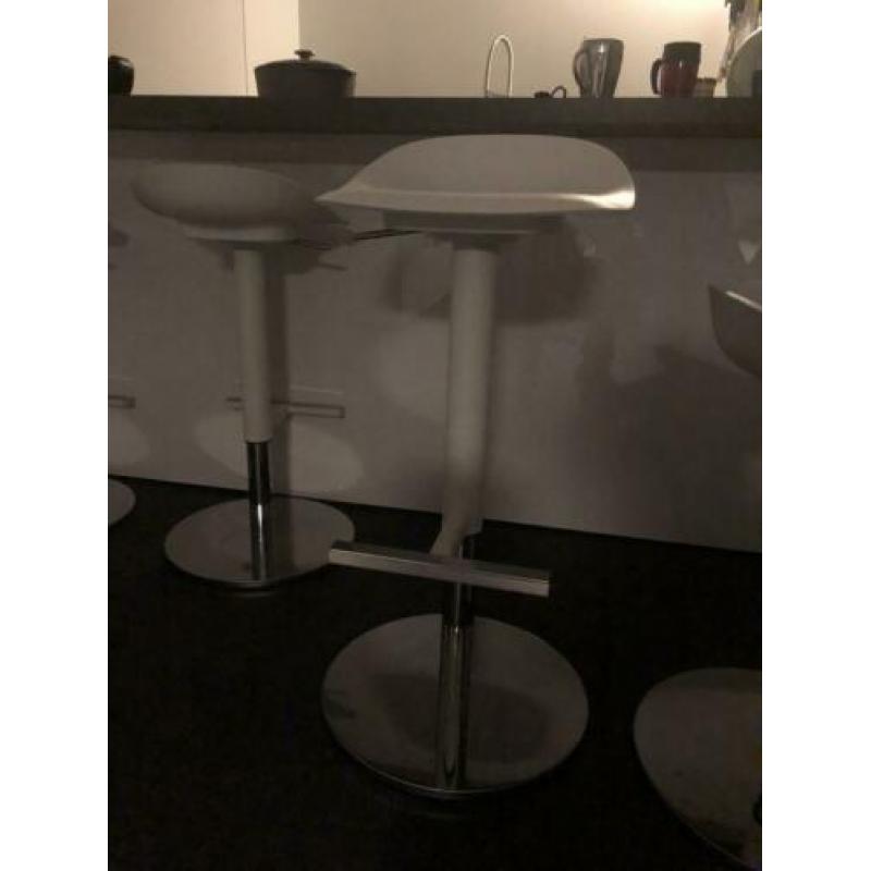 4 Witte met chroom barkrukken Janinge. Prijs is per stuk.