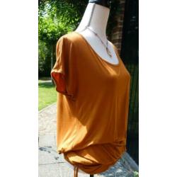 elegante camel kleurige top van Yessica met heupband mt M