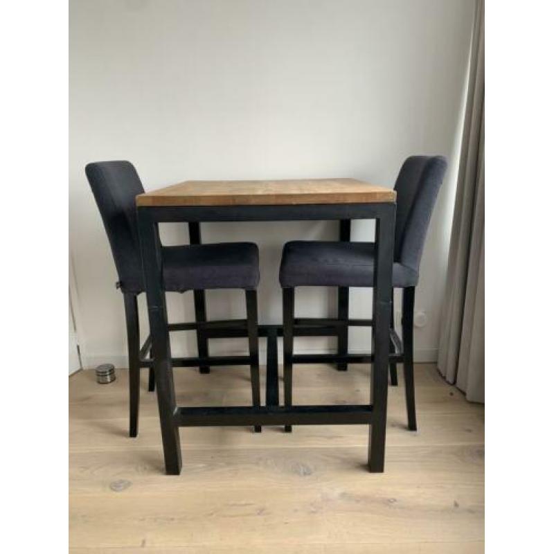 Bar tafel met twee stoelen