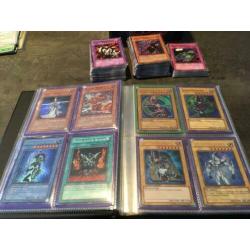Grote yu gi oh verzameling met blue eyes 1st edition.