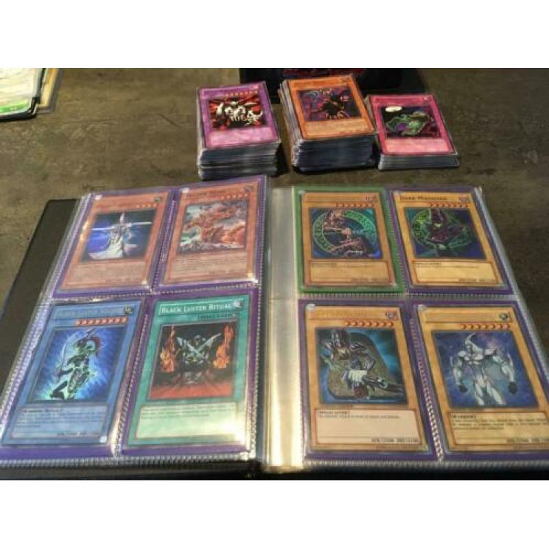 Grote yu gi oh verzameling met blue eyes 1st edition.