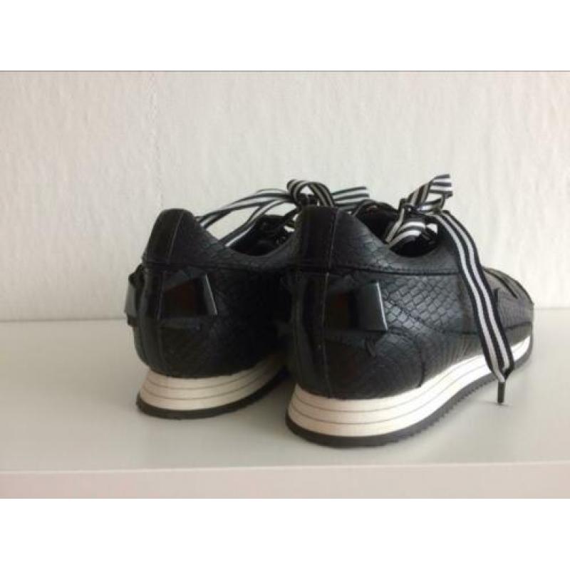 Juffrouw Jansen splinternieuwe sneakers mt 38.
