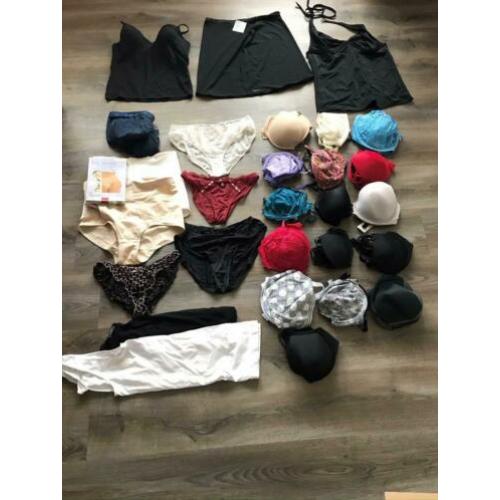 30 stuks lingerie (o.a. bh's, strings en slipdresses)