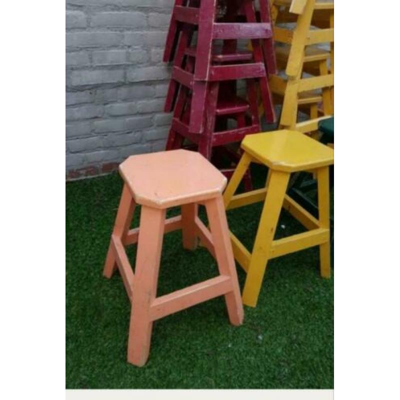 Vintage industriële houten krukjes in diverse kleuren bijzet