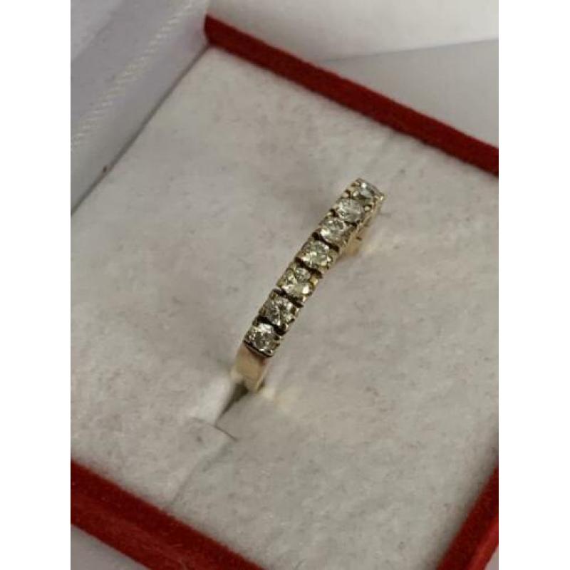 18 krt.geel gouden rijring met 11 diamanten totaal 0,56 ct
