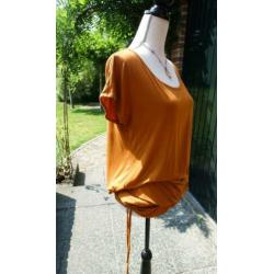 elegante camel kleurige top van Yessica met heupband mt M