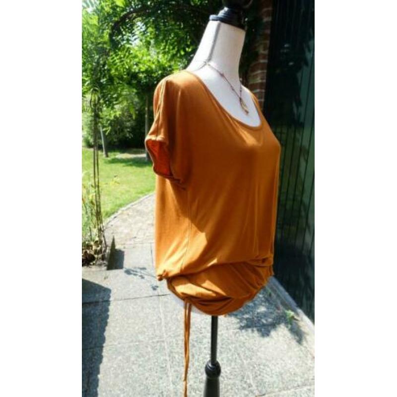 elegante camel kleurige top van Yessica met heupband mt M