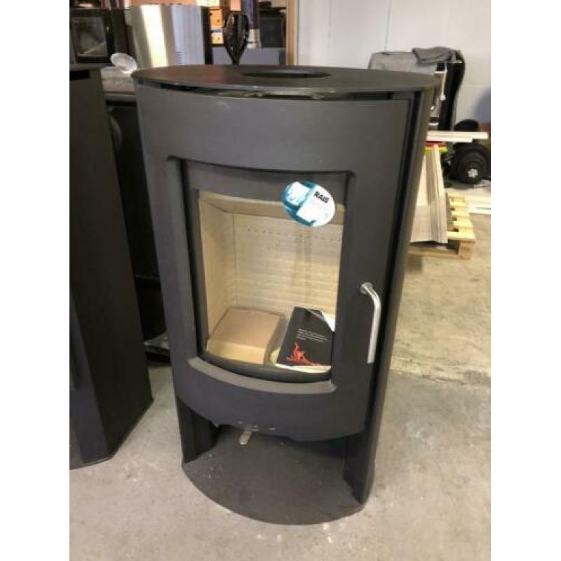 Showroommodel rais / attika poleo houtkachel met 35% korting