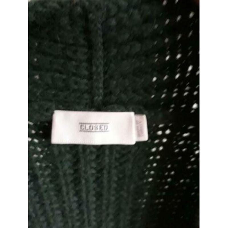 Closed vest