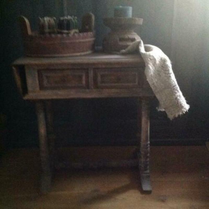 Tafeltje, hangoortafeltje, sidetable. antiek, oud, hoffz