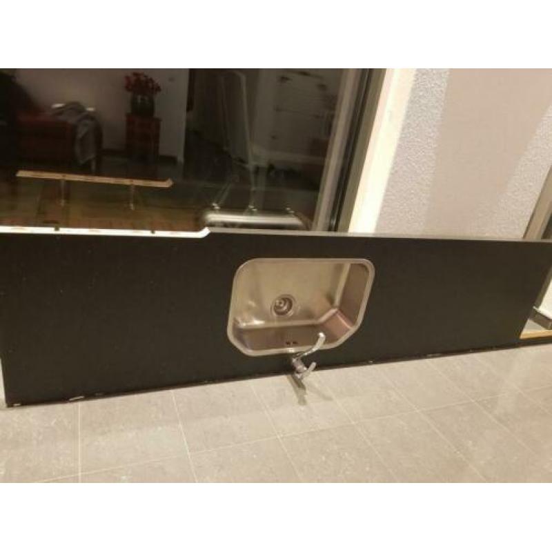 Zwarte L vormige aanrechtblad met wasbak en kraan te koop!!!