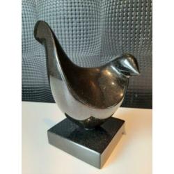 Zwaar granieten beeld vogel op marmeren sokkel !