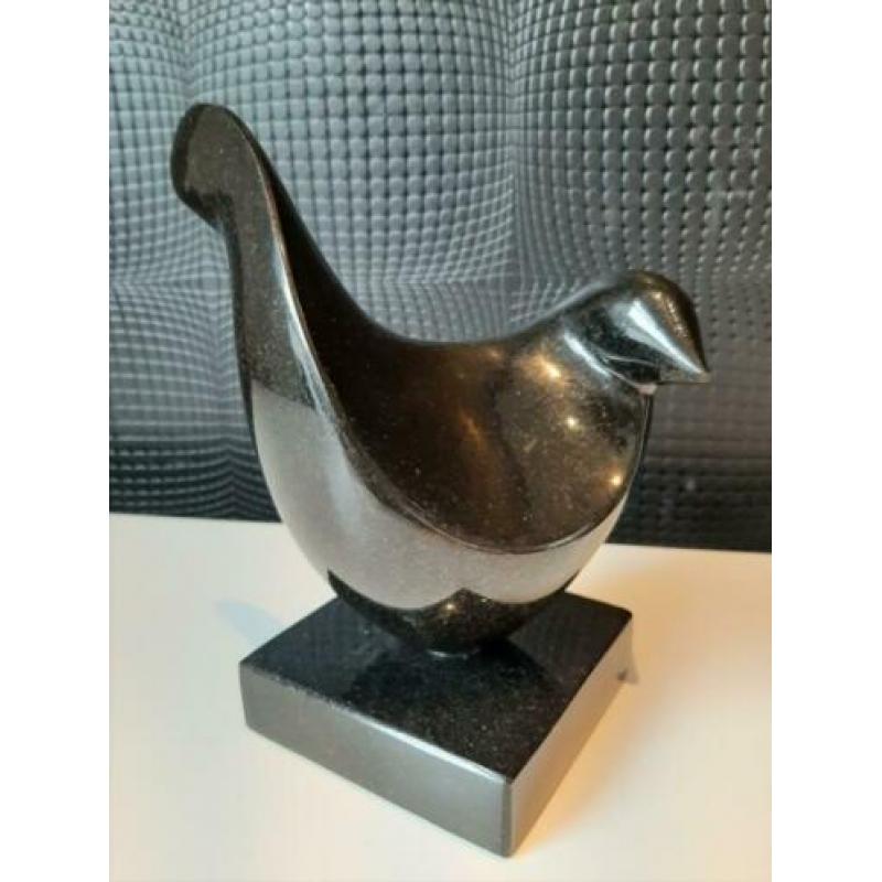 Zwaar granieten beeld vogel op marmeren sokkel !